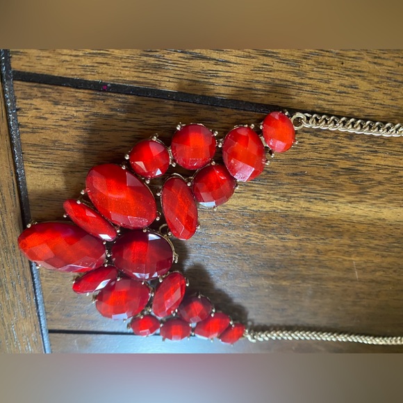BOGO 2 x $10 NWOT “Red/ Gold Tone Statement Necklace” - Picture 8 of 9